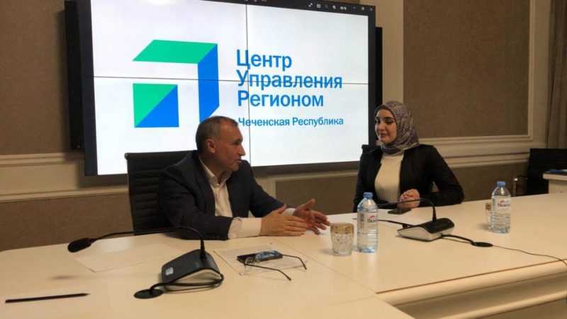 Очередной прямой эфир в ЦУР Чеченской Республики прошел с заместителем министра автомобильных дорог Чеченской Республики.