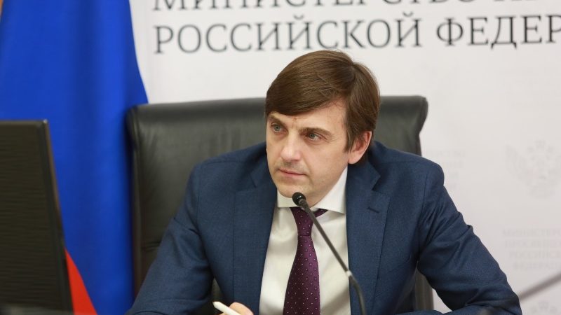 Министр Просвещения в прямом эфире ответил на вопросы родителей школьников из разных регионов России