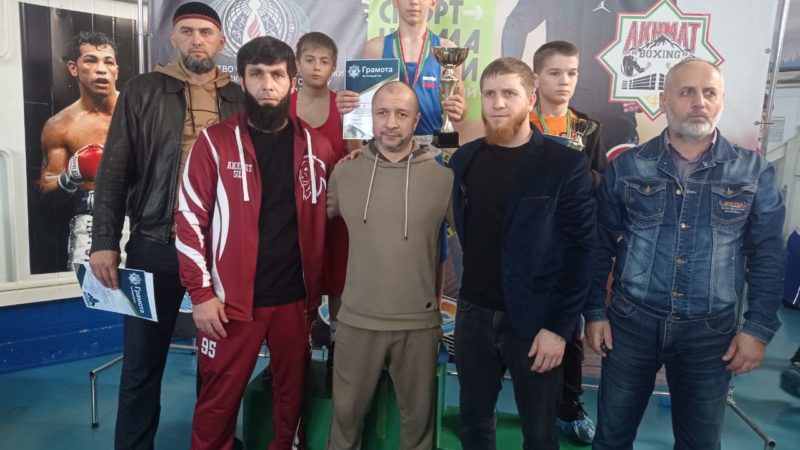 БОКСЁРЫ АХМАТ-ЮРТОВСКОЙ СПОРТИВНОЙ ШКОЛЫ КУРЧАЛОЕВСКОГО РАЙОНА ПРИНЯЛИ УЧАСТИЕ В ПЕРВЕНСТВЕ ЧЕЧЕНСКОЙ РЕСПУБЛИКИ ПО БОКСУ СРЕДИ ЮНОШЕЙ 13-14ЛЕТ ПОСВЯЩЕННОЕ ДНЮ МИРА В ЧЕЧЕНСКОЙ РЕСПУБЛИКЕ