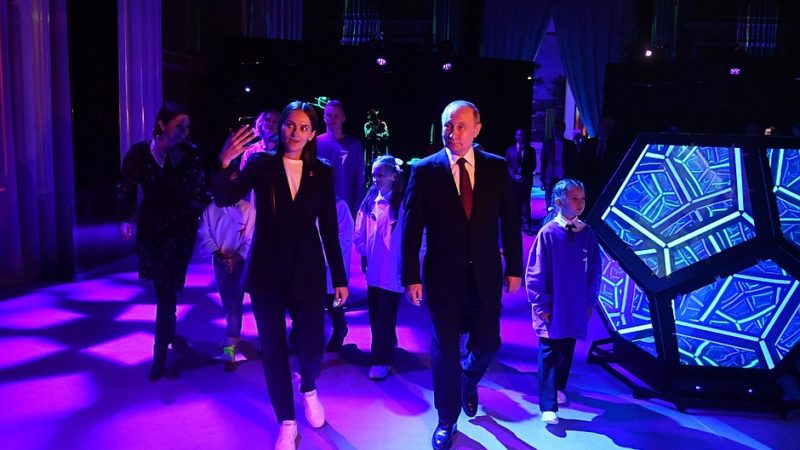 Владимир Путин посетил Международную выставку-форум «Россия» на ВДНХ
