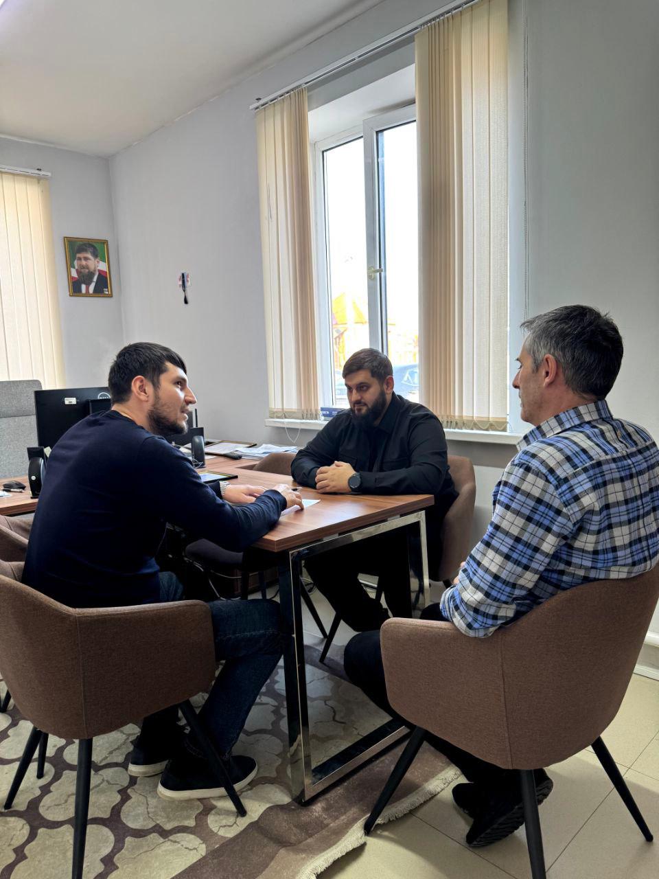 В Грозном обсудили вопросы реагирования на обращения жителей по работе лифтов